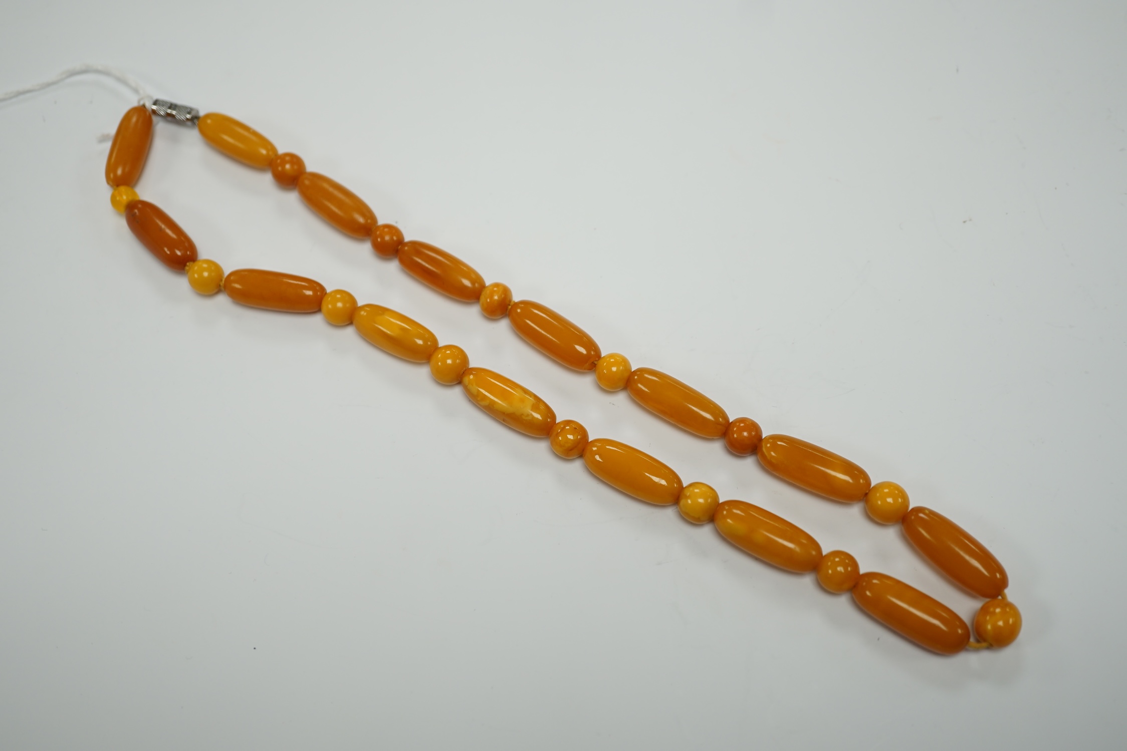 A single strand amber bead necklace, 50cm, gross weight 32 grams.